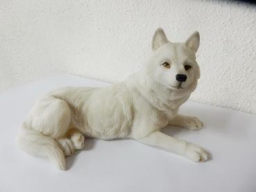 Weißer Wolf Figur liegend